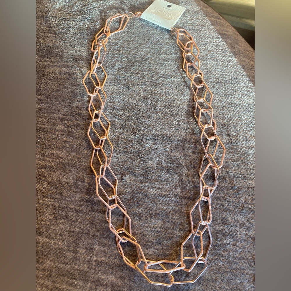 Gorgeous rose gold tone chunky necklace